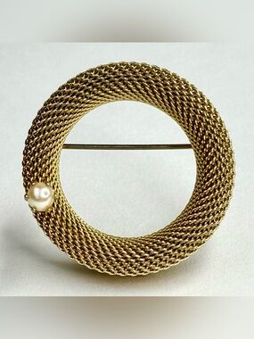 Vintage Gold Tone Twisted Mesh Circle Brooch Pin Pearl Accent Mid Century MCM